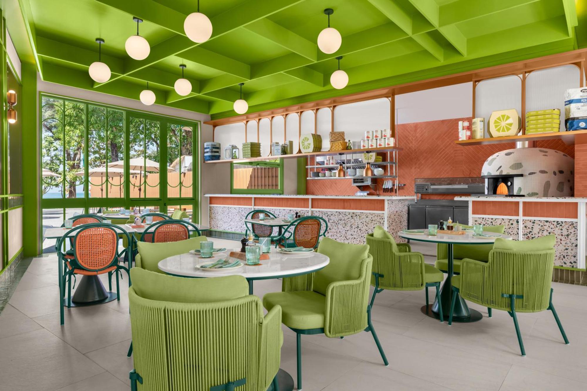 Courtyard By Marriott Phuket, Patong Beach Resort Bagian luar foto