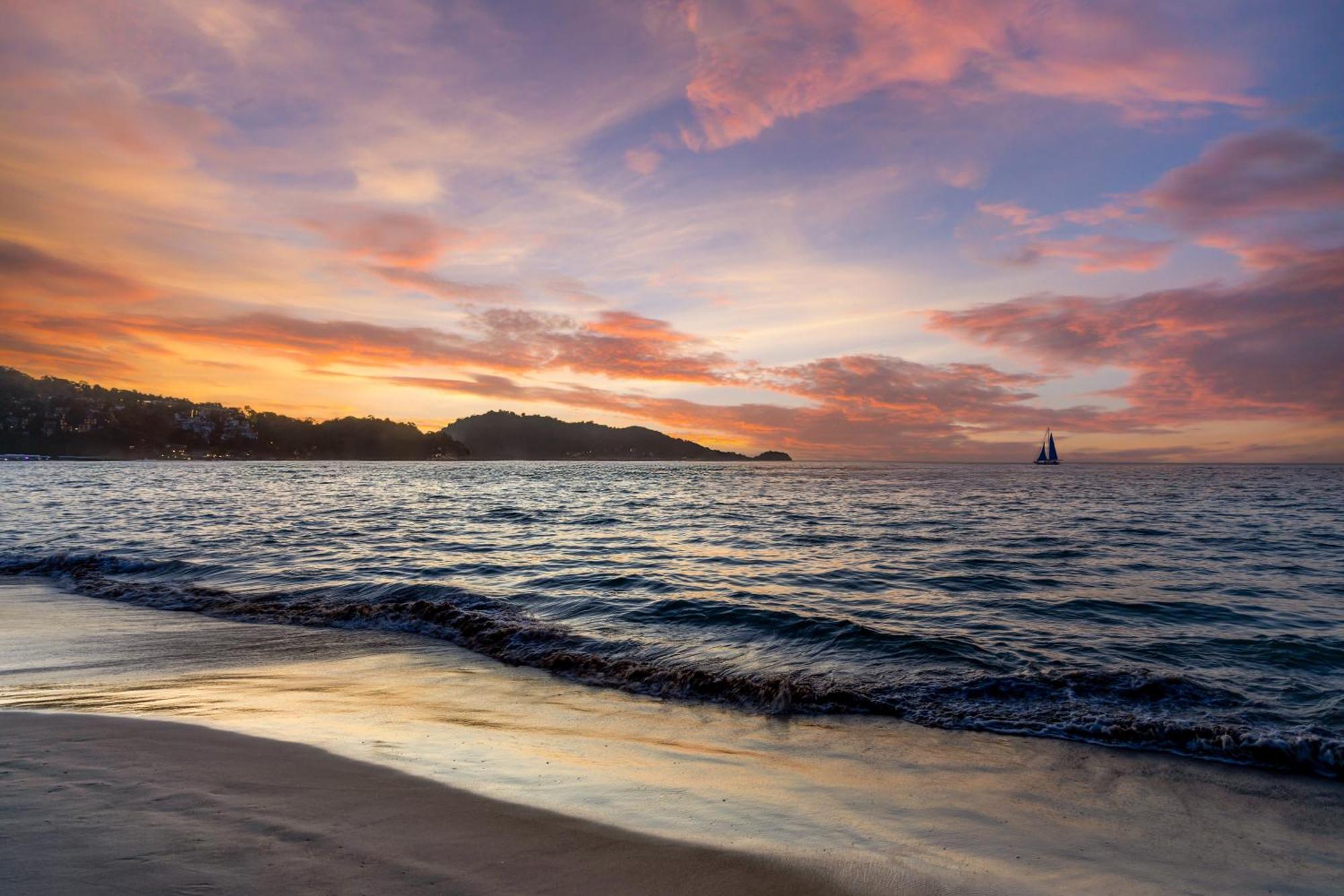 Courtyard By Marriott Phuket, Patong Beach Resort Bagian luar foto