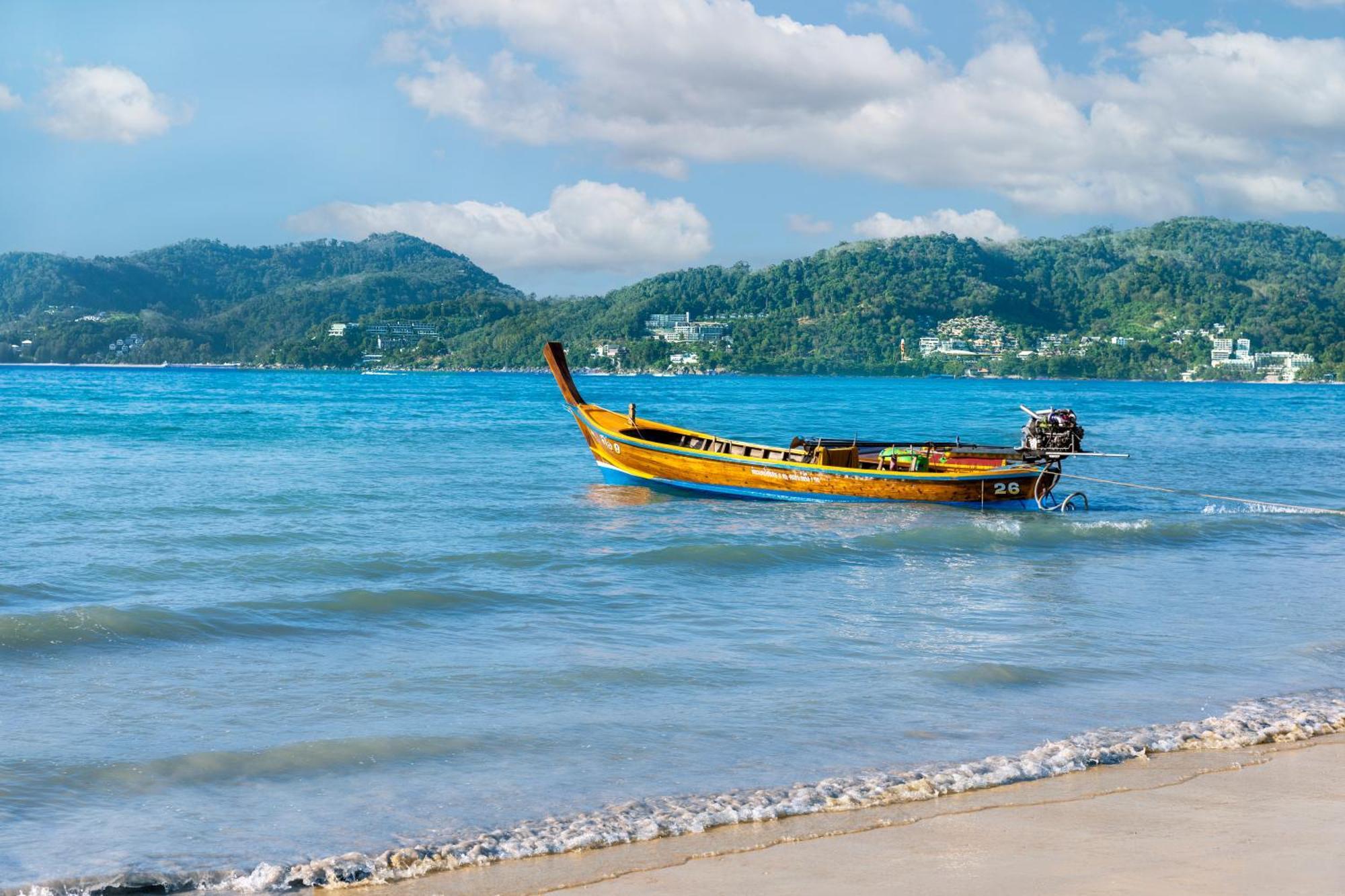 Courtyard By Marriott Phuket, Patong Beach Resort Bagian luar foto
