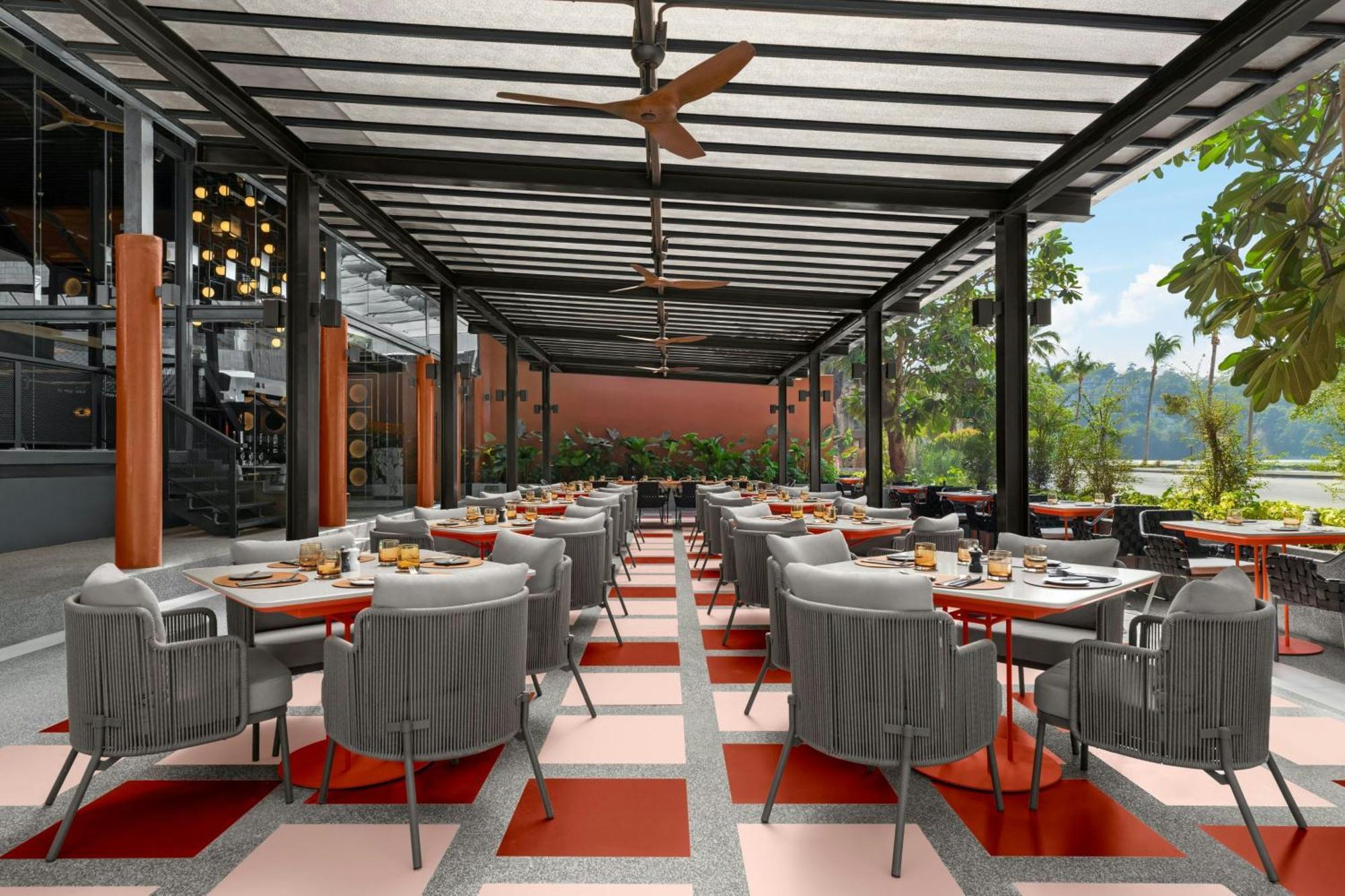 Courtyard By Marriott Phuket, Patong Beach Resort Bagian luar foto