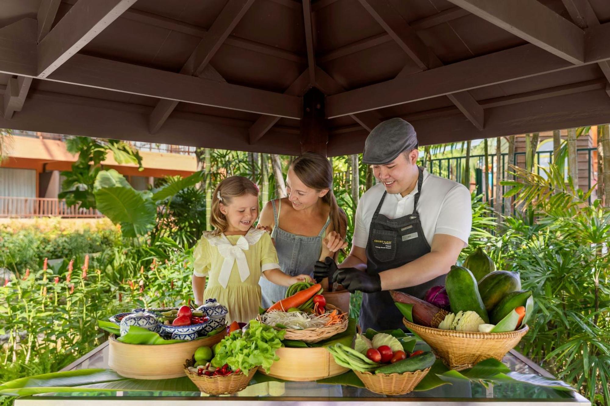 Courtyard By Marriott Phuket, Patong Beach Resort Bagian luar foto
