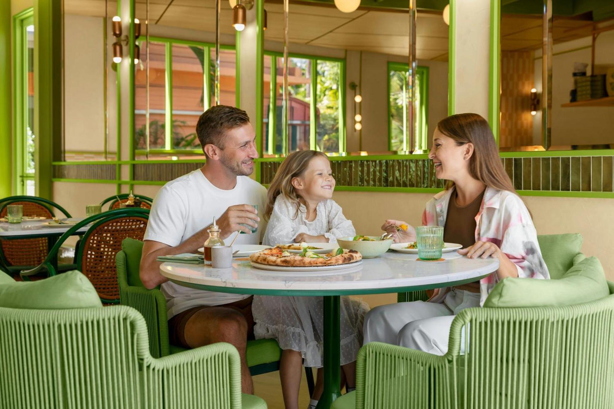 Courtyard By Marriott Phuket, Patong Beach Resort Bagian luar foto